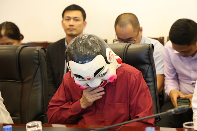 Vị chủ nhân của giải Vietlott 304 tỷ lại đeo mặt nạ hình chú Tễu khi nhận giải vào đầu tháng 5.